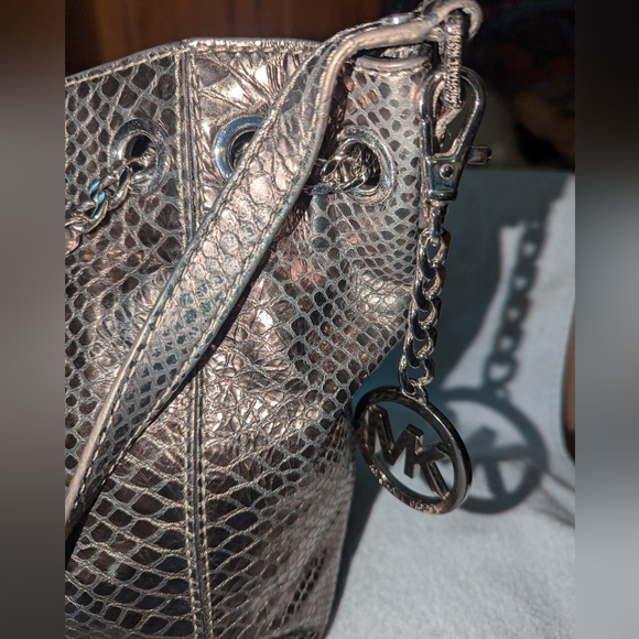 Michael Kors Jet Set chain metallic shoulder bag. - Picture 7 of 11